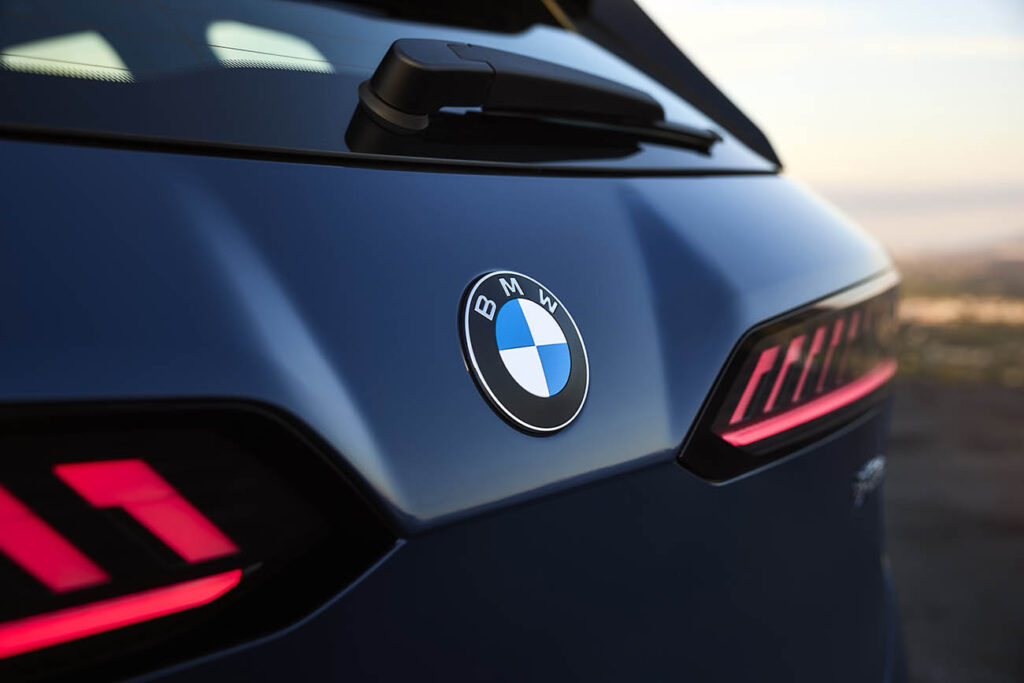 nuevo BMW iX3 2026 logo trasero